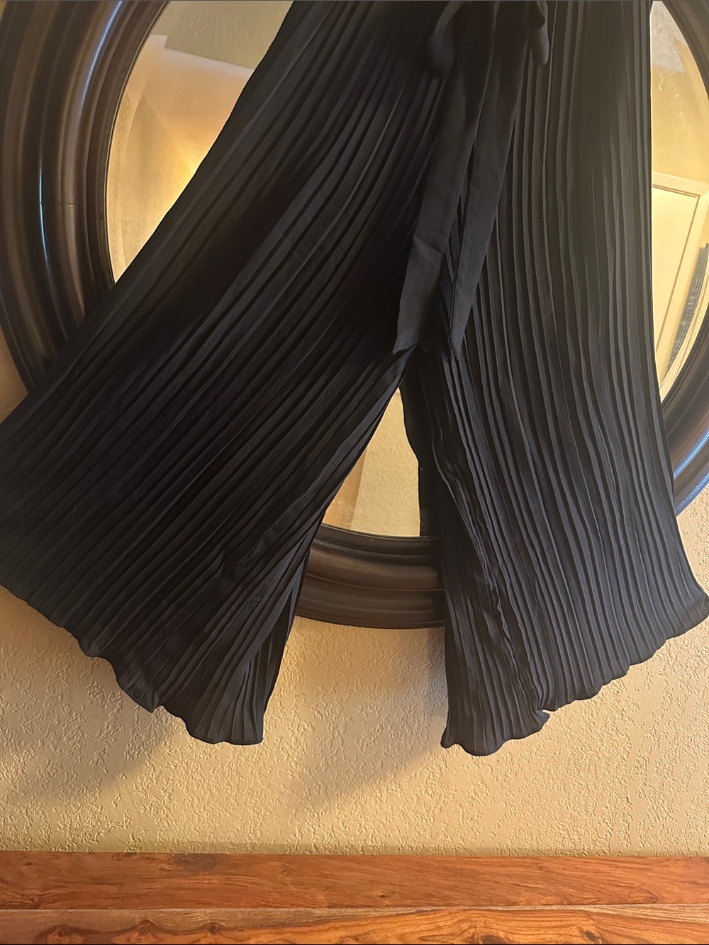 Black Pleated Wide-Leg Tie-Waist Pants - Picture 4 of 7